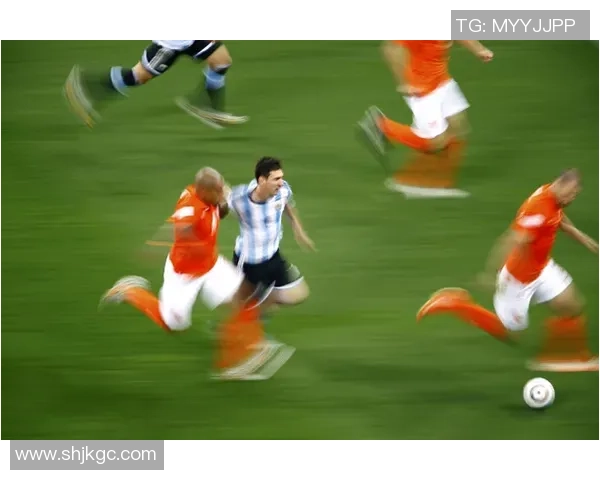 足球巨星与可爱兔子互动亲密一刻 球场之外展现温馨一面 足球巨星与可爱兔子互动亲密一刻 球场之外展现温馨一面