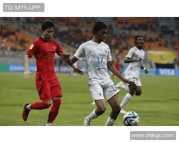 足球明星背影艺术表现探索展现运动精神与个人魅力的视觉盛宴 足球明星背影艺术表现探索展现运动精神与个人魅力的视觉盛宴